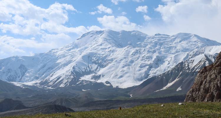 Des montagnes enneigées sous un ciel bleu limpide.