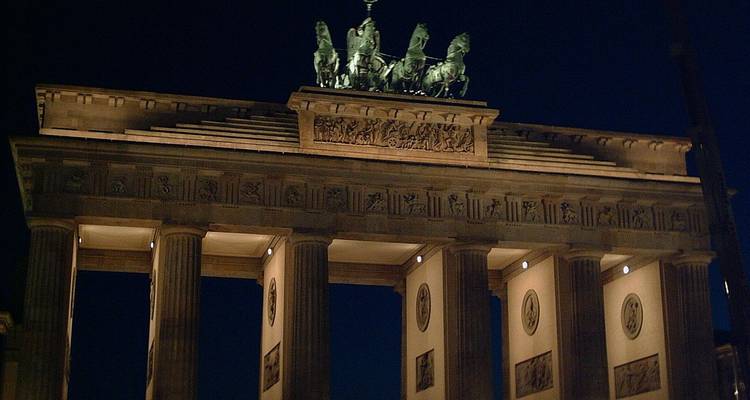 Brandenburg Gate in Berlin lit at night.