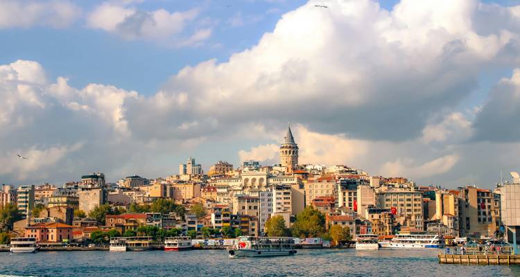 Horizon d'Istanbul avec la tour de Galata et des ferries sur le Bosphore.