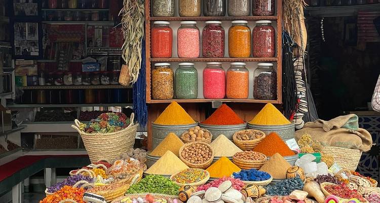 Une variété d'épices colorées exposées dans un marché.