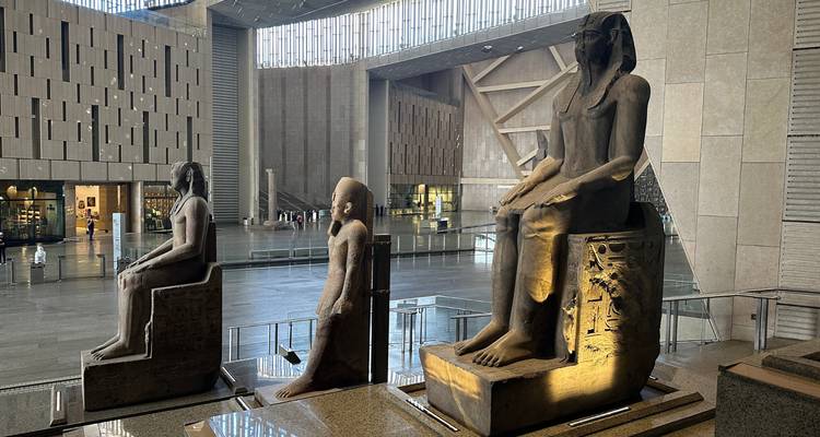 Oud-Egyptische beelden in een overdekt museum.