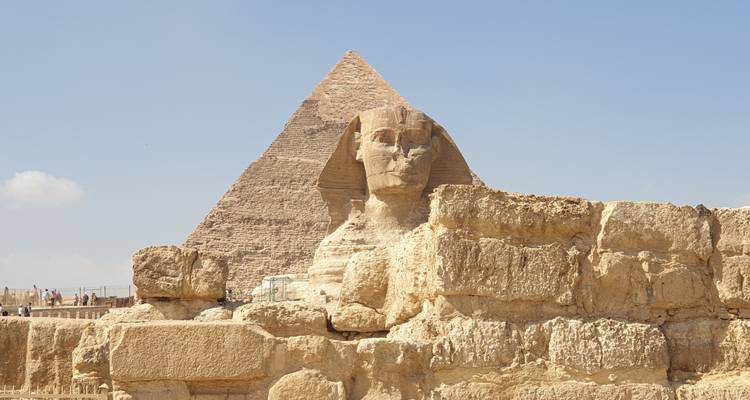 Sfinx en Piramide onder een zonnige hemel.