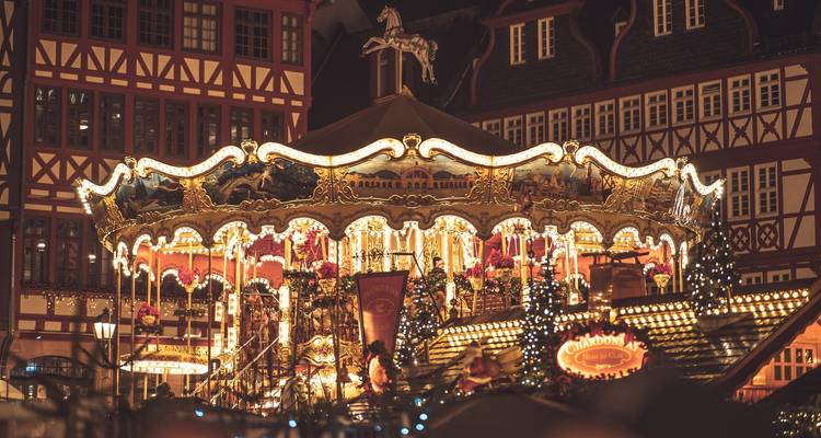 Carrousel illuminé dans un cadre de marché traditionnel.
