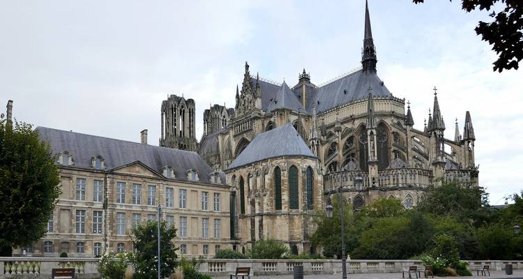 Cathédrale historique et bâtiments environnants dans une ville française.