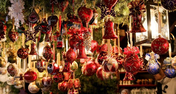 Une collection de décorations de Noël rouges suspendues à un présentoir.