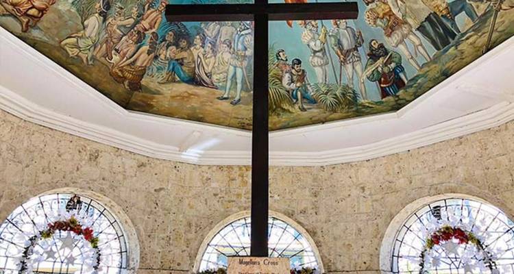 Croix de Magellan à l'intérieur d'un bâtiment avec un plafond peint.