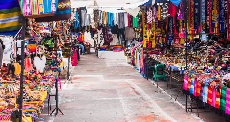 Lebendige Marktszene mit ausgestellten Textilien und Handwerk.