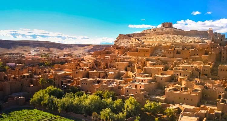 Panoramisch uitzicht op een zonovergoten adobe stad op een heuvel.