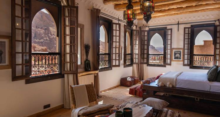 Prachtig ingerichte binnenkamer met open ramen.