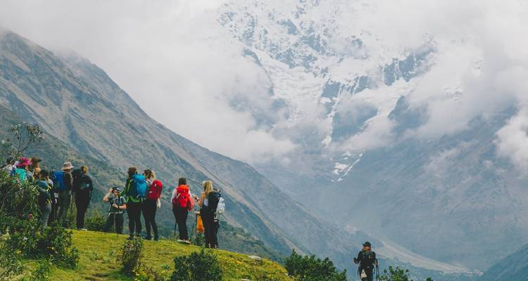 Un groupe de personnes faisant de la randonnée dans une région montagneuse pittoresque.