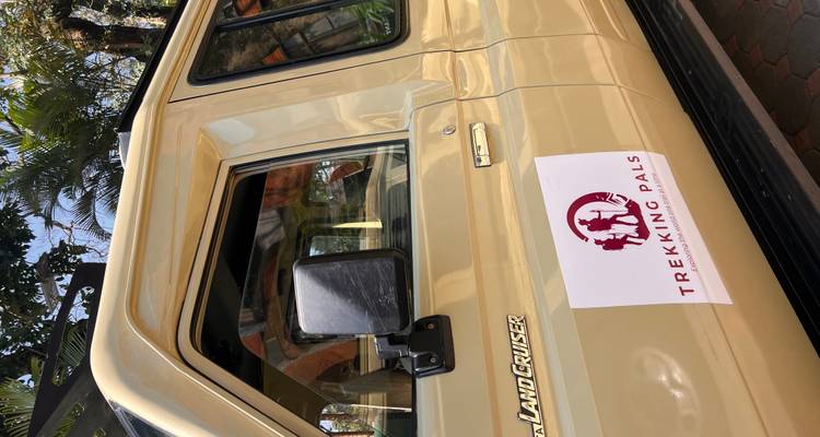 Zijaanzicht van een voertuig met een trekking bedrijfslogo.