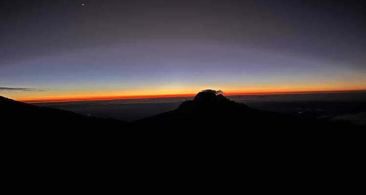 Dramatisch uitzicht van een zonsopgang boven een berglandschap.