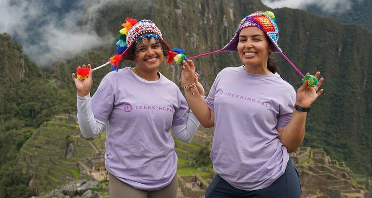 Twee vrouwen in Andeaanse hoeden voor Machu Picchu.