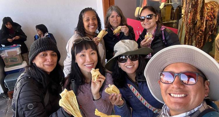 Groep geniet van snacks, poseert voor een groepsfoto.