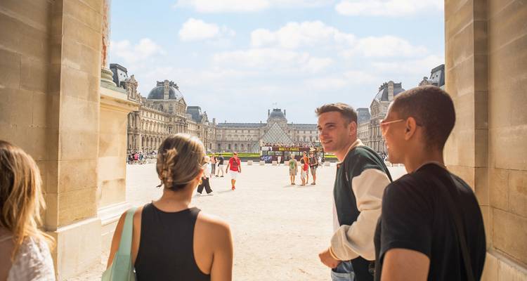 Touristes près de la Pyramide du Louvre à Paris.