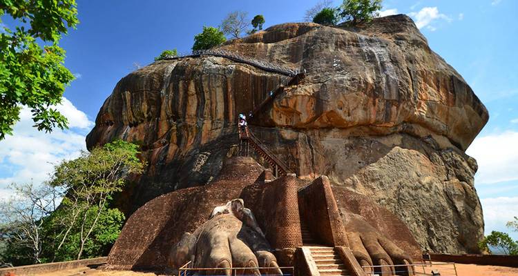 Forteresse rocheuse de Sigiriya avec de grandes sculptures de pattes de lion.