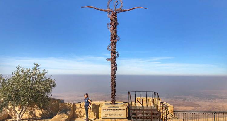 Monumento en un mirador con una persona.