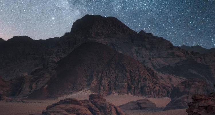 Paisaje de montaña bajo un cielo estrellado.