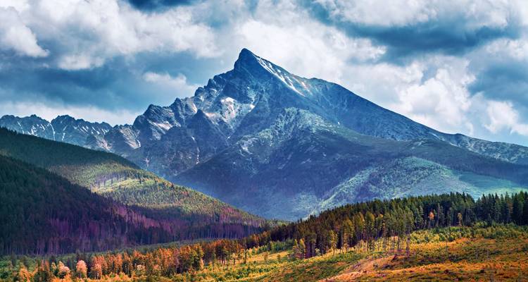 Pic montagneux spectaculaire sous un ciel nuageux.