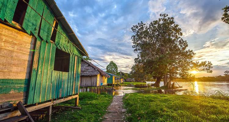 Pueblo ribereño rústico con colores de atardecer.