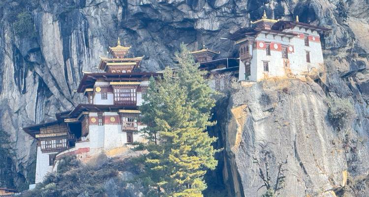 Le monastère emblématique du Nid du Tigre du Bhoutan se perche de façon spectaculaire sur une paroi rocheuse abrupte.