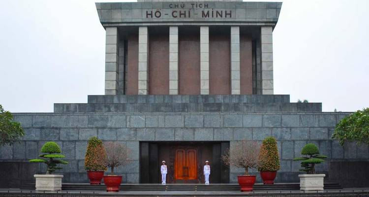Mausolée de Hô Chi Minh avec gardes et jardins entretenus.