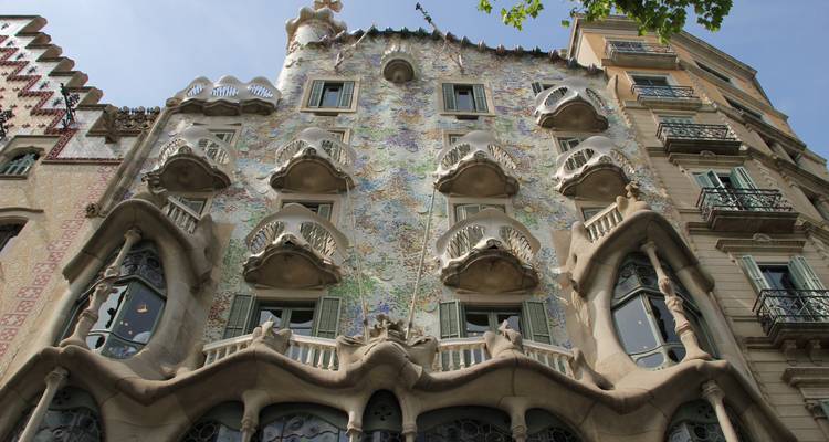 Façade colorée et ornée d'un bâtiment historique à Barcelone.