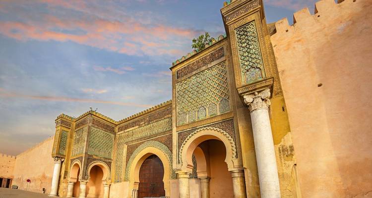 Porte Bab Mansour avec un travail de carrelage complexe à Meknès.