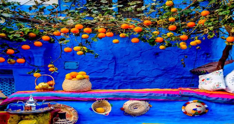 Zone peinte en bleu vif avec des oranges et des objets décoratifs.