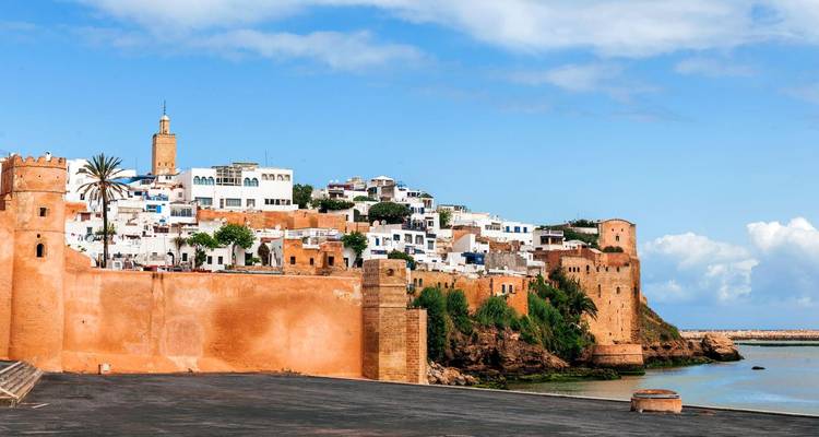 Paysage urbain historique avec des murs de couleur orange près du front de mer à Rabat.