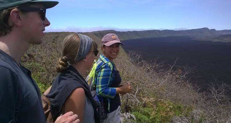 Groupe de personnes profitant d'une vue panoramique sur un vaste paysage noir.
