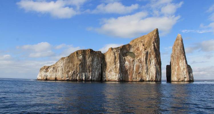 Kicker Rock, une formation volcanique célèbre dans l'océan.