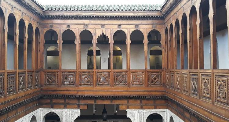 Vue intérieure d'un bâtiment traditionnel avec des motifs en bois complexes.
