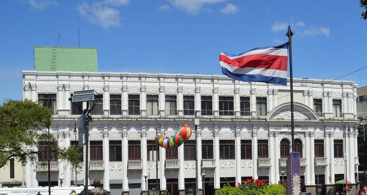 Wit gebouw met een Costa Ricaanse vlag.