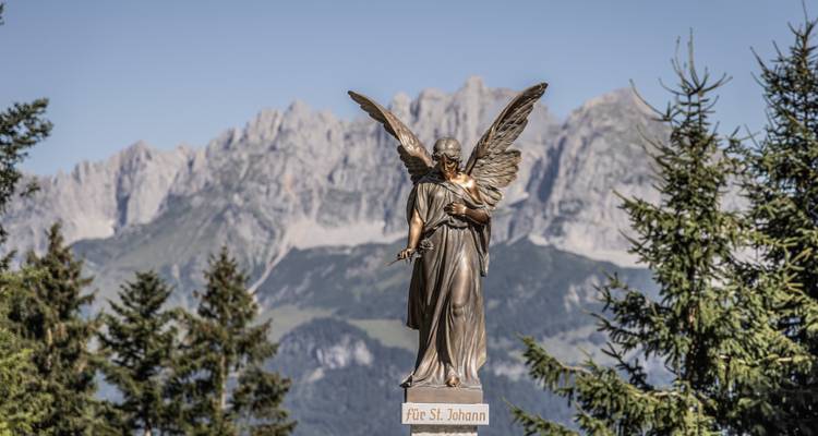 Estatua con montañas de fondo.