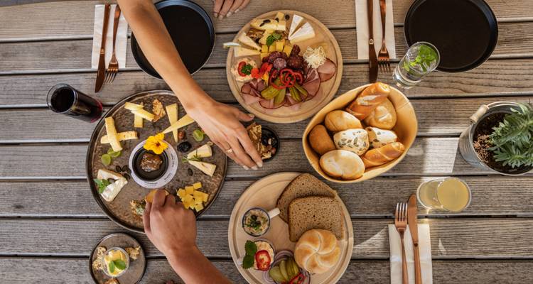Une variété de plats de nourriture présentés sur une table en bois.
