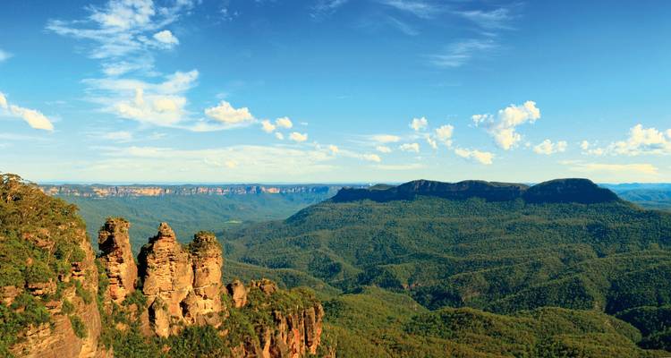 Vue panoramique des Montagnes Bleues avec trois formations rocheuses distinctes.