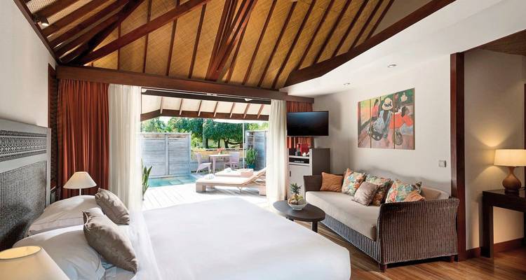 Intérieur luxueux d'un bungalow avec vue sur l'extérieur.