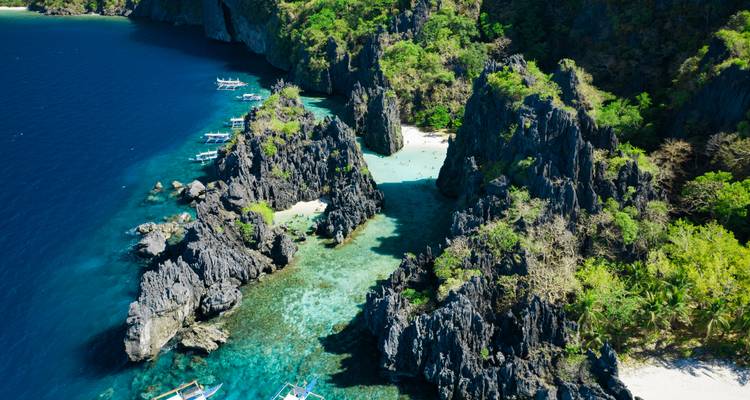 Vue aérienne des falaises calcaires et des eaux bleues à El Nido.