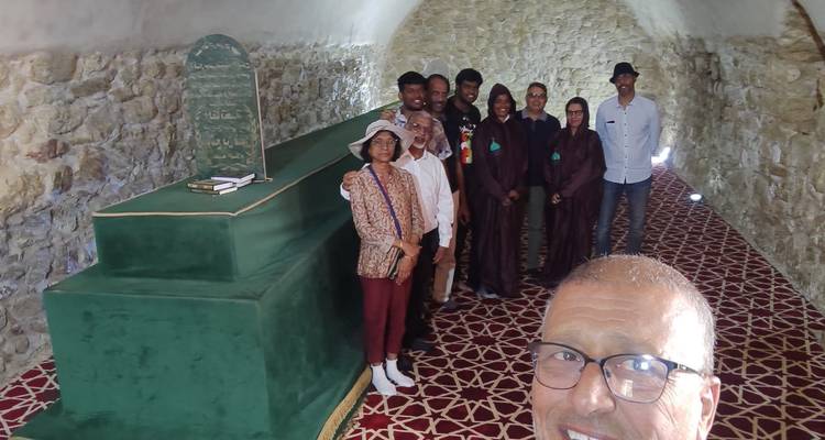 Groupe de personnes prenant une photo à l'intérieur d'une crypte.