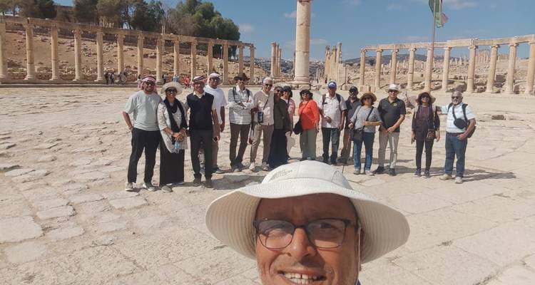 Groupe de touristes avec un guide dans la ville antique de Jerash.