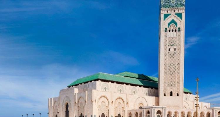 Mosquée Hassan II à Casablanca sous un ciel bleu.
