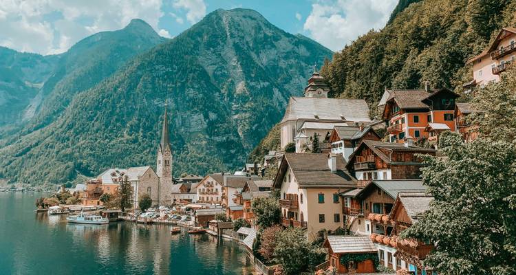 Vue panoramique du village de Hallstatt avec montagnes et lac.