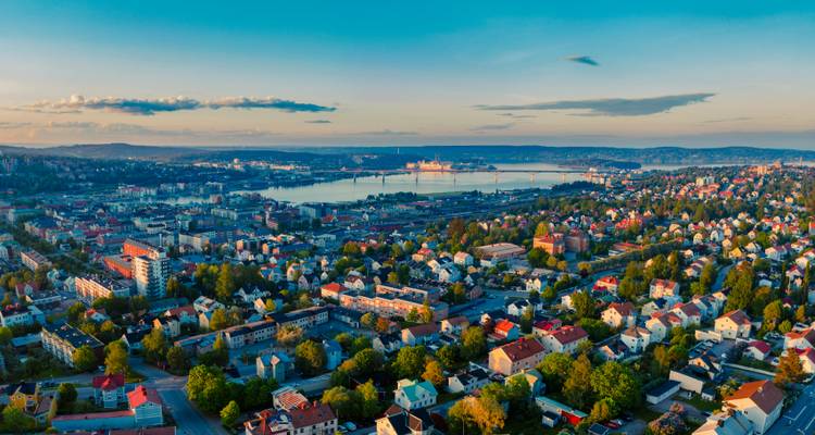 Vue aérienne d'un paysage urbain vibrant avec de l'eau et l'horizon.