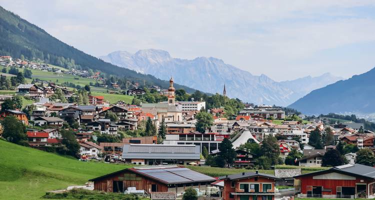 Ein malerisches Dorf mit einer Bergkulisse.