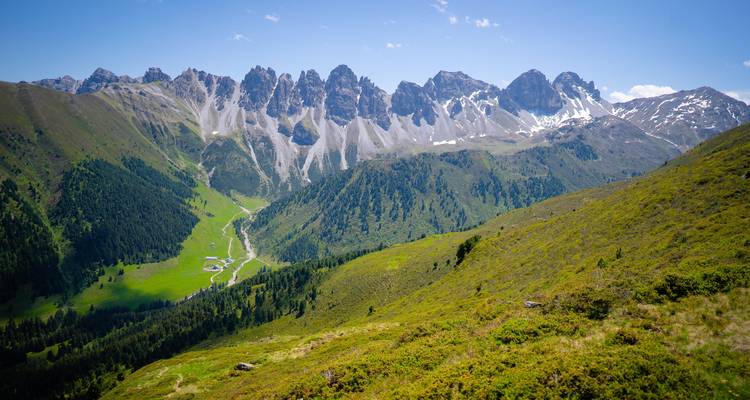 Ein Panoramablick auf eine Bergkette mit üppigen Tälern.