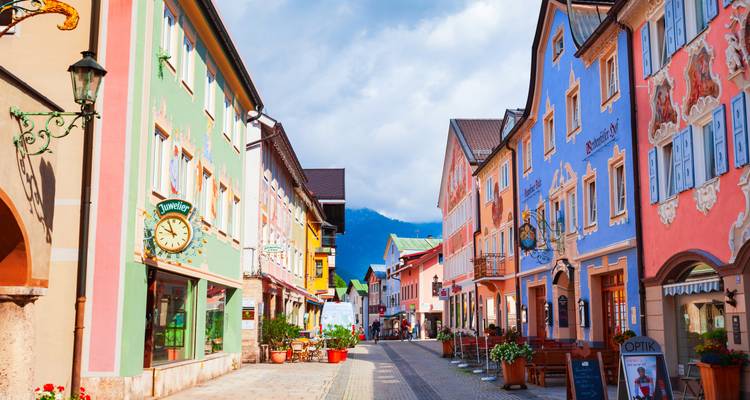 Eine charmante Straße mit bunten Gebäuden und Bergblick.