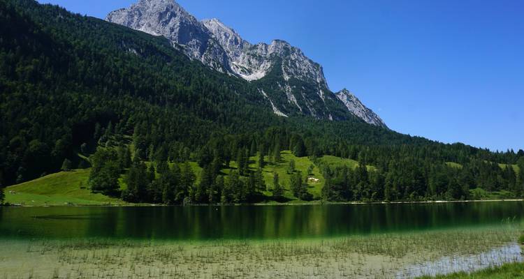 Ein ruhiger See mit einer Bergkulisse.