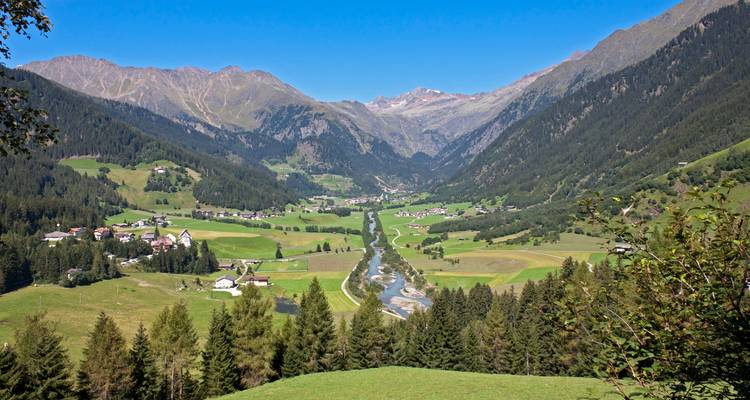 Ein weiter Talblick mit Flüssen und Wäldern.