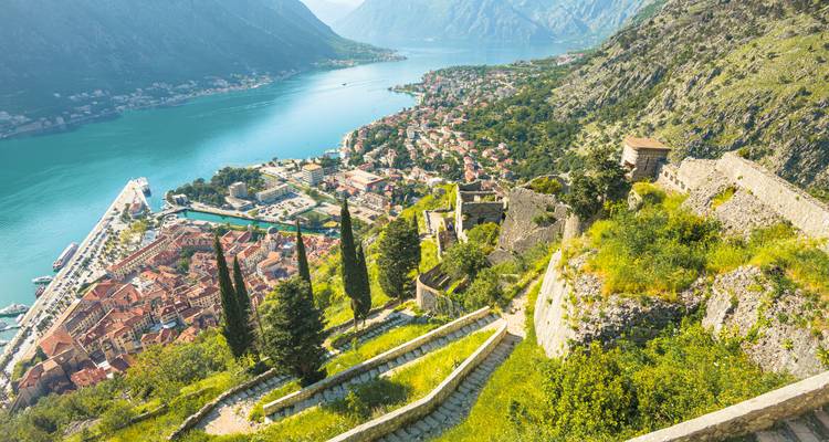 Vue panoramique de Kotor avec montagnes et baie.